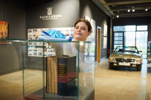 Eine Frau reinigt eine Glasvitrine.